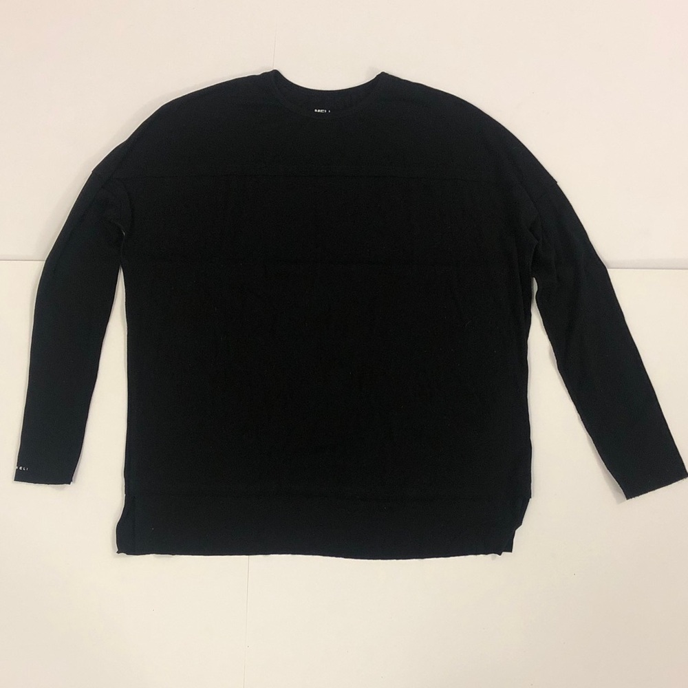 MELI M Top Black Long Sleeve Crewneck Ribbed detail split hem Excellent Conditio